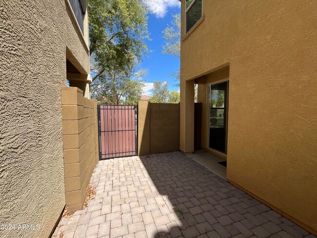 Building Photo - 1360 S Ponderosa Dr