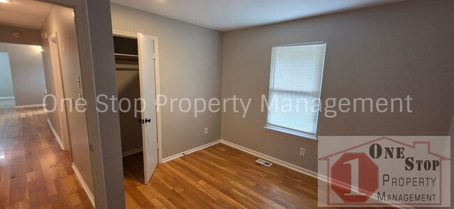 Building Photo - Charming 3 Bedroom, 2 Bathroom, 2 Car Garage Home in Parkville