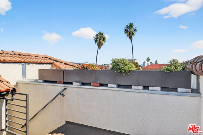 Building Photo - 5933 W Luna Park