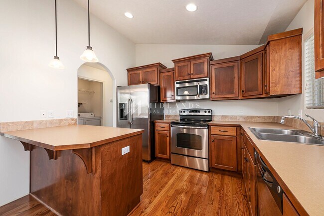 Building Photo - Beautiful Townhome in Shadow View