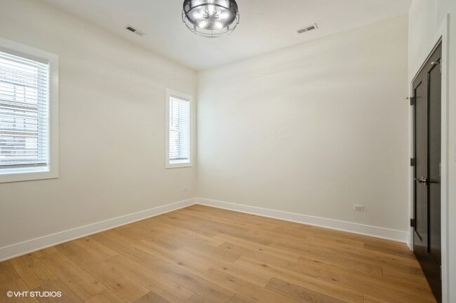 Building Photo - 456 E Oakwood Blvd