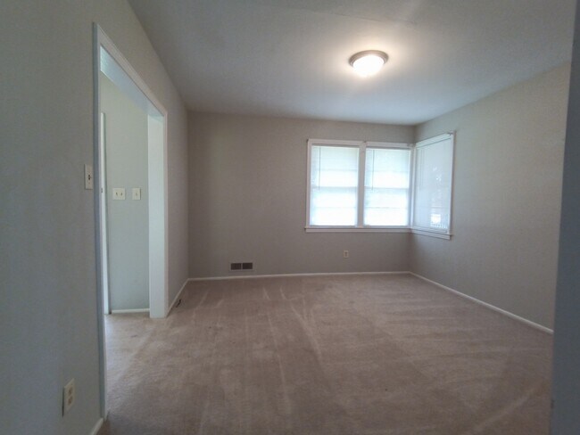 Building Photo - 109 Tanglewood Dr