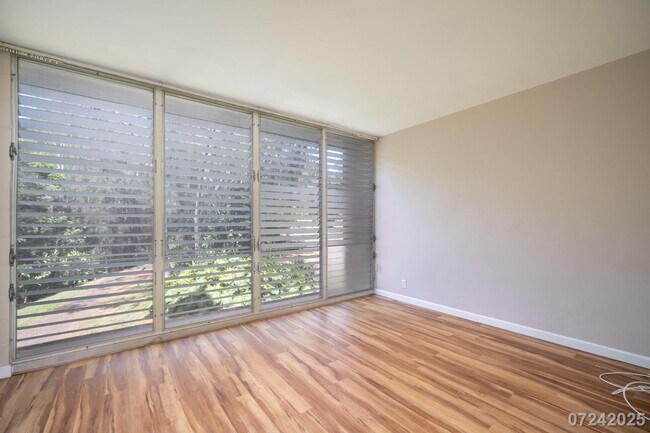 Building Photo - 2 Bed 1 Bath in Waikalani Woodlands