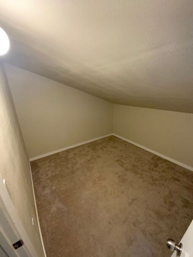 Building Photo - Olympia 3bdr 1.5 bath TOWNHOME 1 car garage 1 PET WELCOME