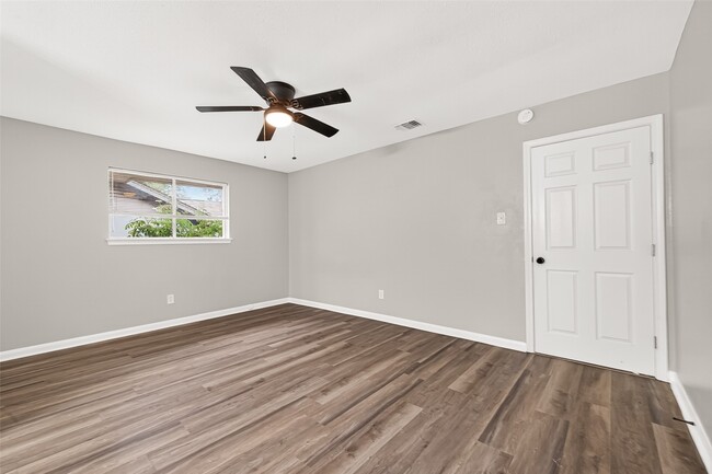 Building Photo - 3318 Kentwood Dr