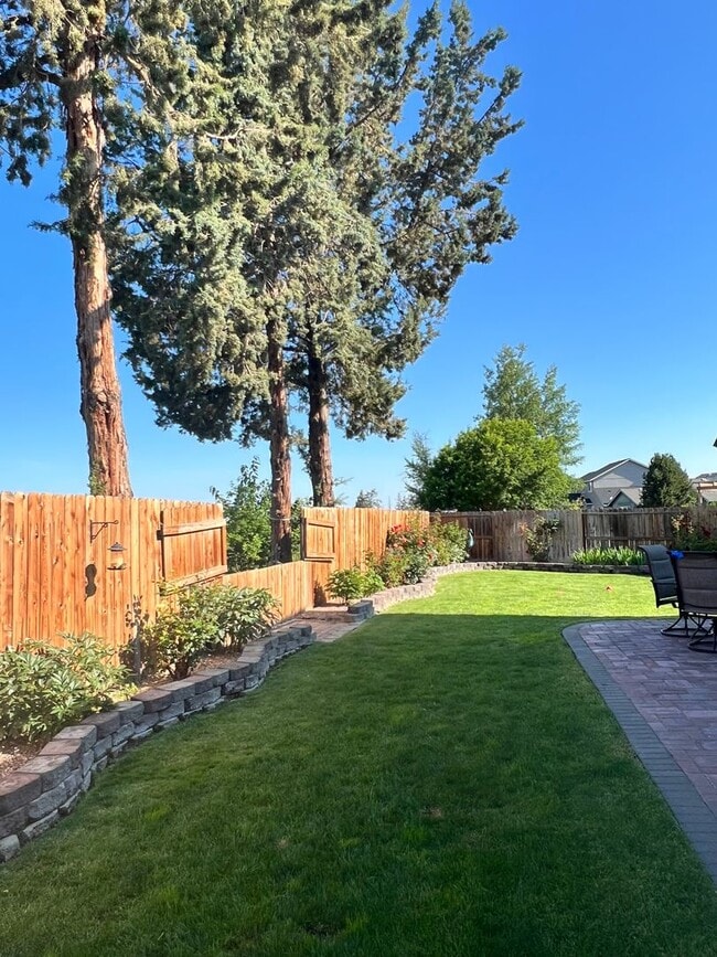 Building Photo - Gorgeous home at end of cul-de-sac with RV parking and views