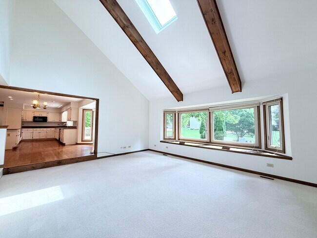 Building Photo - 2318 River Woods Dr