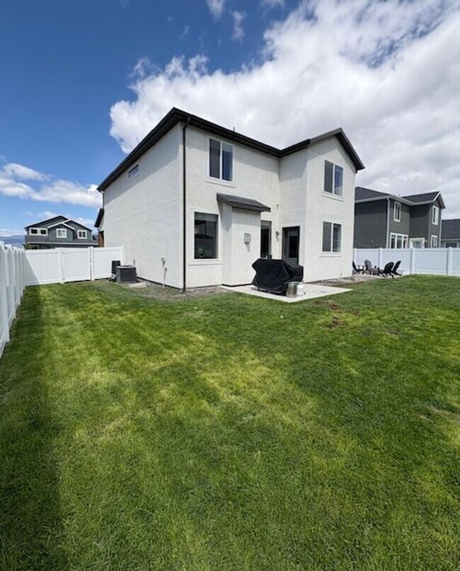 Building Photo - 4 Bedroom / 3 Bath Home in Eagle Mountain!