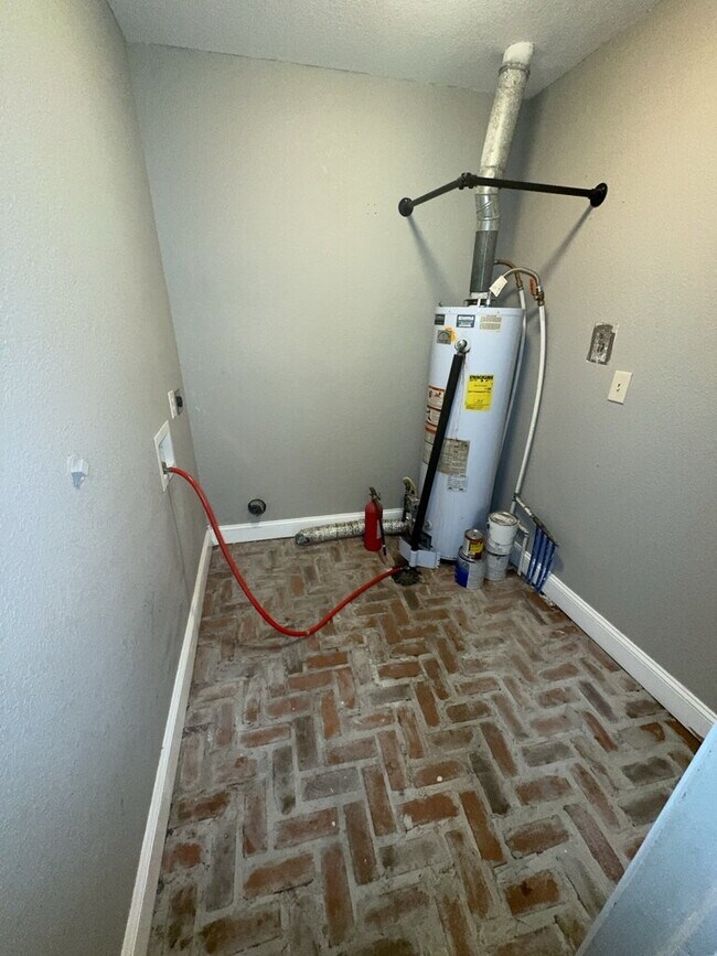 Building Photo - 608 N Parkwood Ln