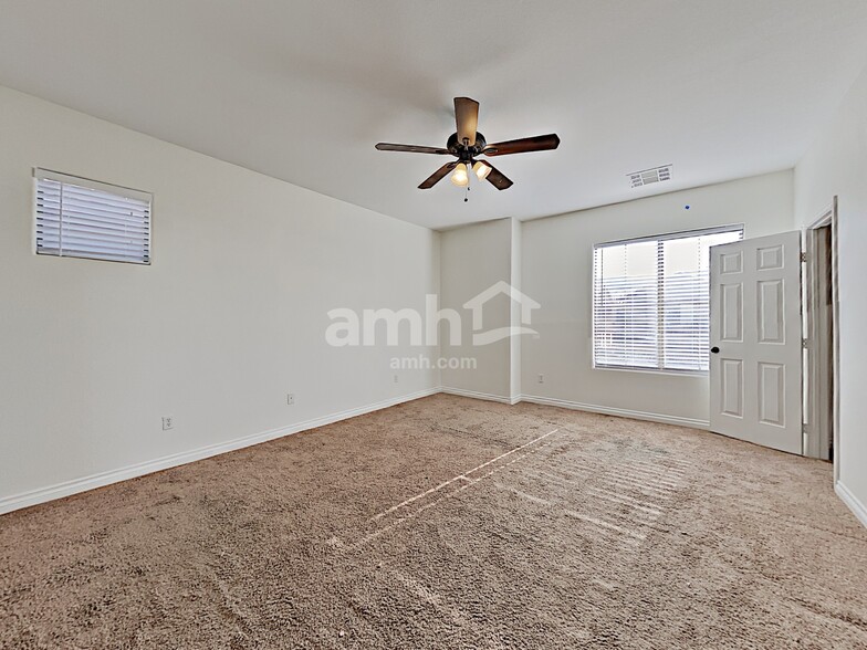 Building Photo - 4740 Sweeping Glen St