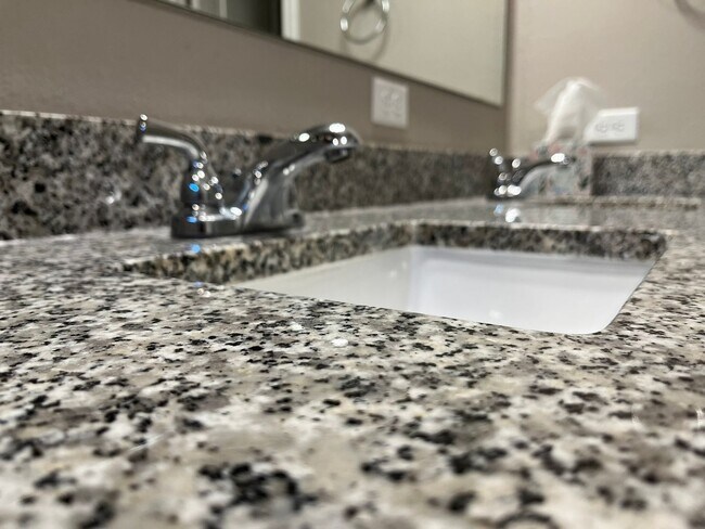 Building Photo - Like new 3 bedroom, 2 bath in the gated community of Point Aquarius/Summerchase