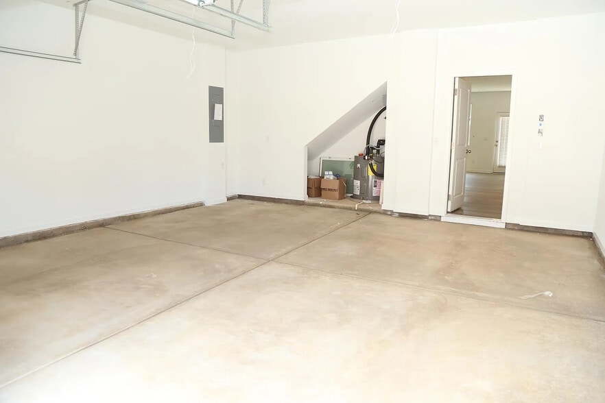 Building Photo - Room in Townhome on Thornton Dr