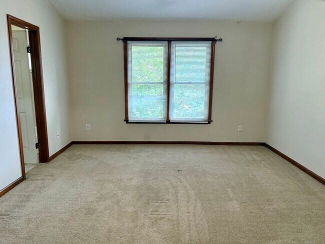Building Photo - Stunning 3-bedroom Townhome in Heart of Vi...