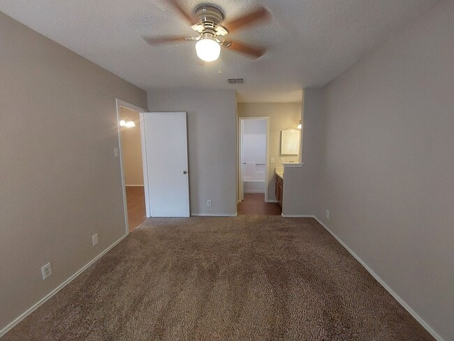 Building Photo - Northwest Crossing~2 Bedroom 2 Bath Single...