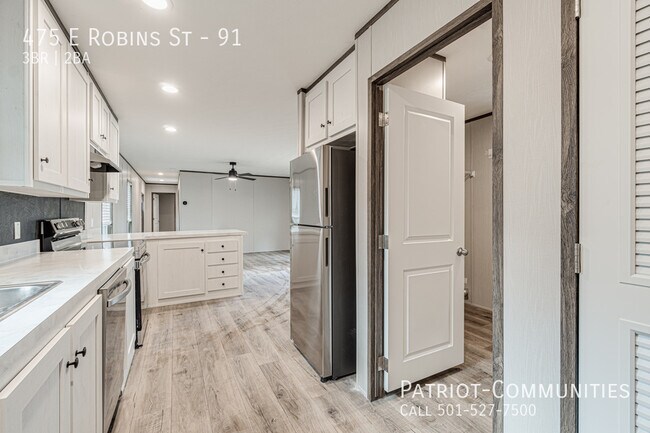 Building Photo - 475 E Robins St