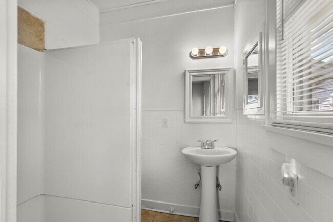 Building Photo - Charming 3 bedroom 1940's bungalow!