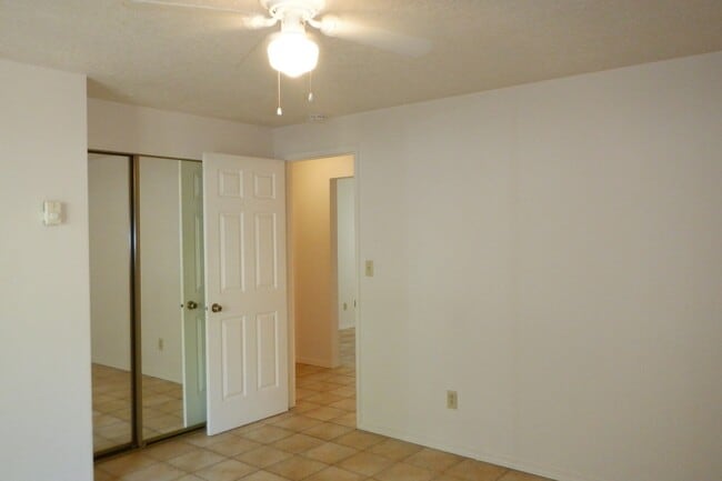 Building Photo - Conveniently Located 2 Bed/1 Bath Unit on ...