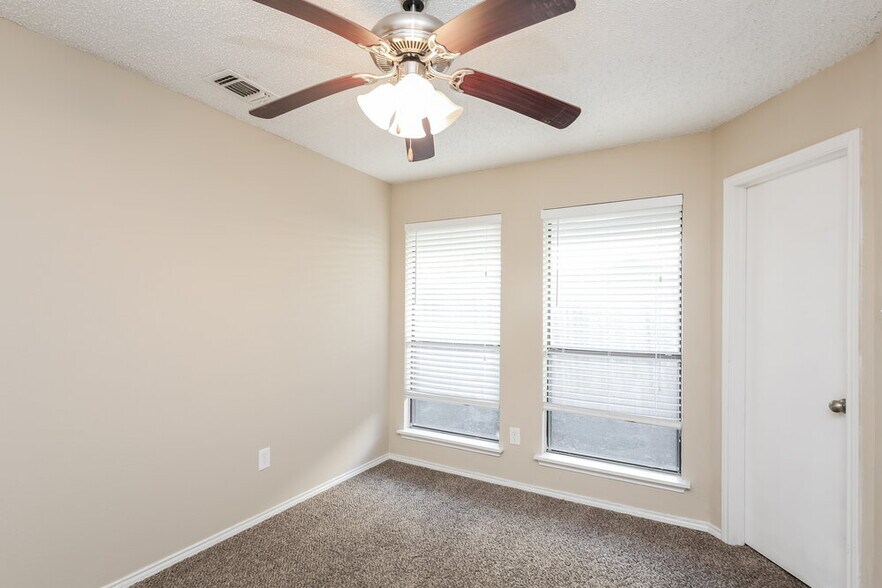 Building Photo - 406 Kalmia Dr