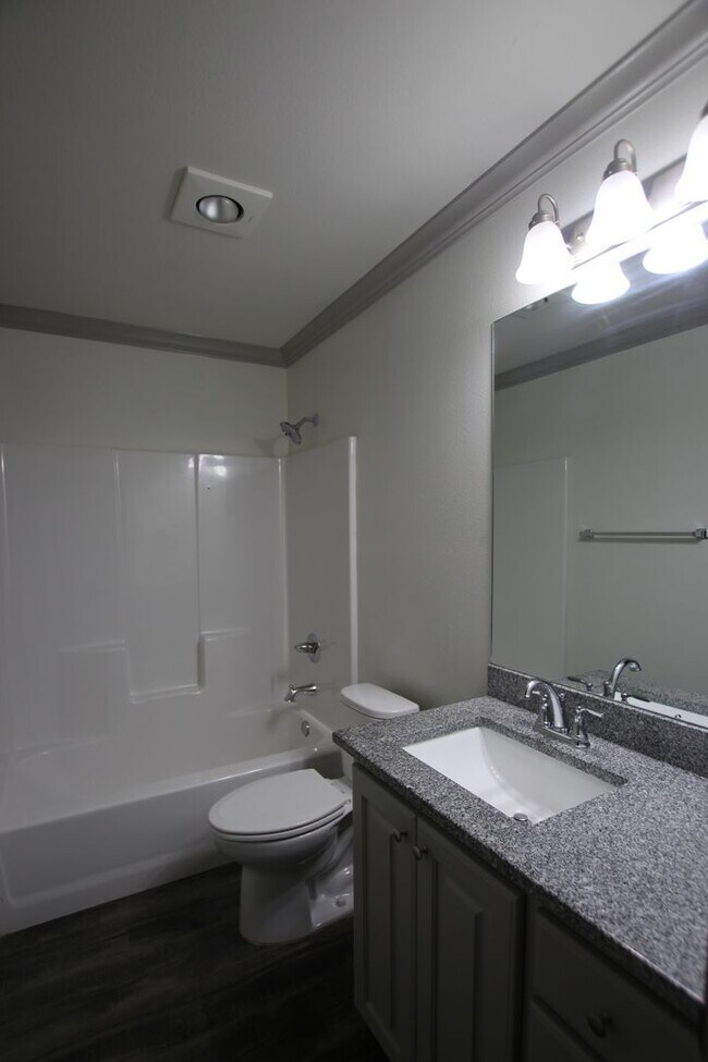 Building Photo - Beautiful 3 Bedroom 2 Bathroom Townhouse in South Tyler!