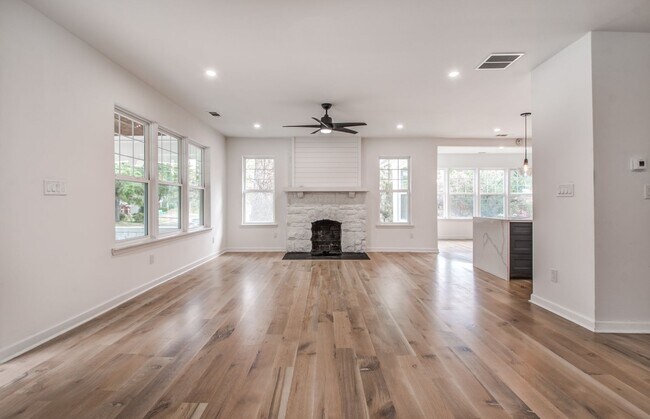 Building Photo - Elegant Midtown Memphis Single-Family Home...