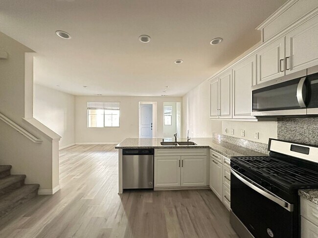 Building Photo - 3 Bedroom home for lease in Ontario