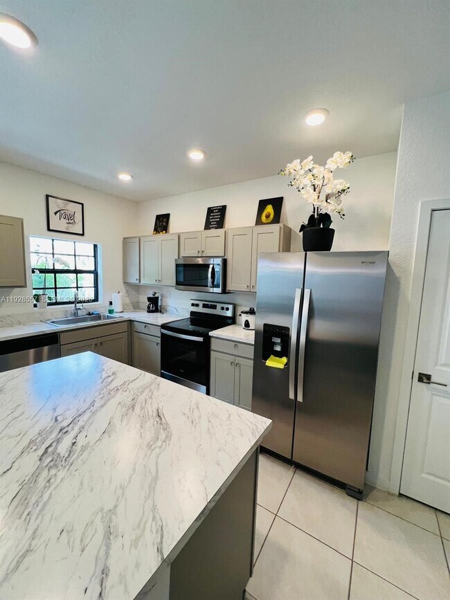 Building Photo - 711 SW 11th St