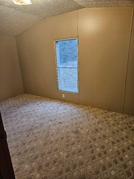 Building Photo - 910 Roach Rd