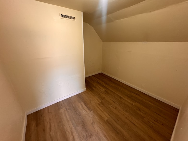 Building Photo - 2006 W Lincoln Ave