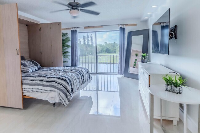 Building Photo - 3760 Inverrary Dr