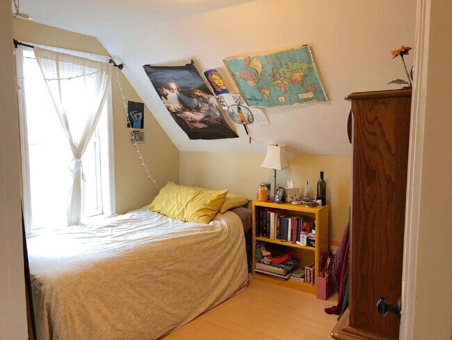 Building Photo - Spacious 4-Bedroom Retreat with Elegant Hardwood Floors in Minneapolis