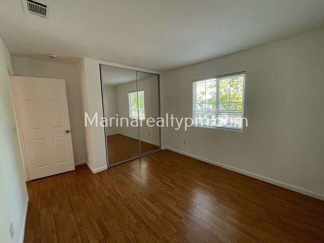 Building Photo - 5 Bedroom 2.5 Bath Two Story House