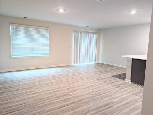 Building Photo - Spacious 4-bedroom, 3-bath home in Penning...