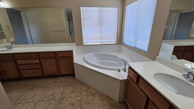 Building Photo - Large 4 bedroom in gated Stetson Trails Community