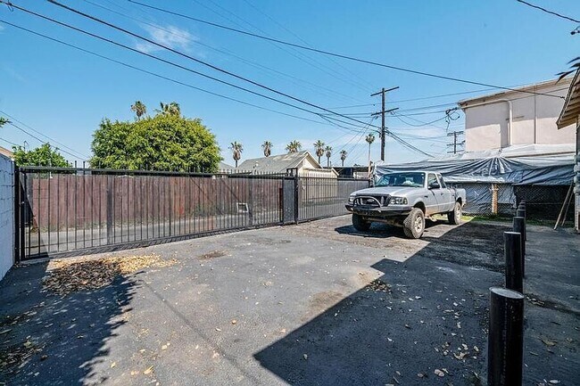 Building Photo - 1321 E 48th St