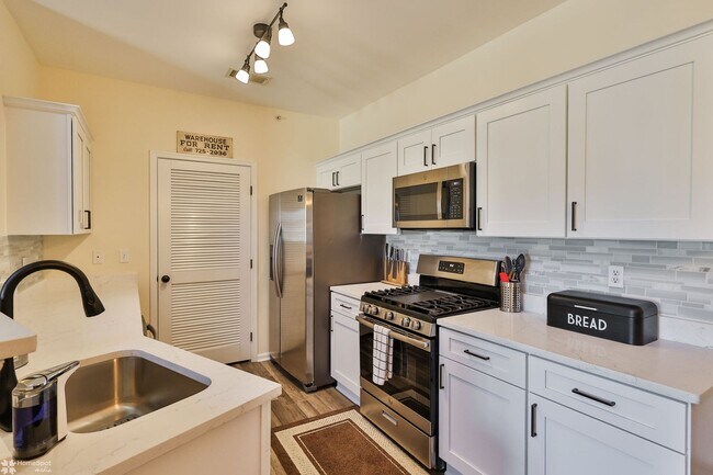 Building Photo - Bright, spacious 2-bedroom / 2-bath condo available now!