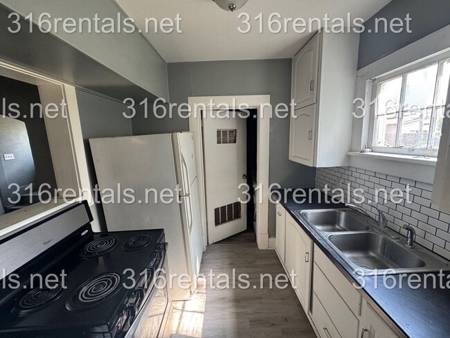 Building Photo - $850 - 2 bed 1 bath - Single Family Home