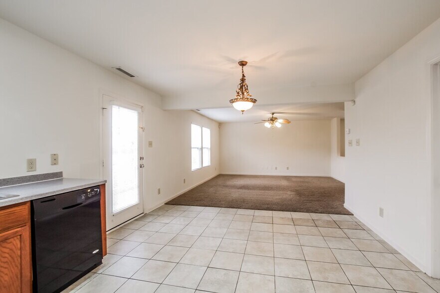 Building Photo - 14215 Luscombe Farm Rd
