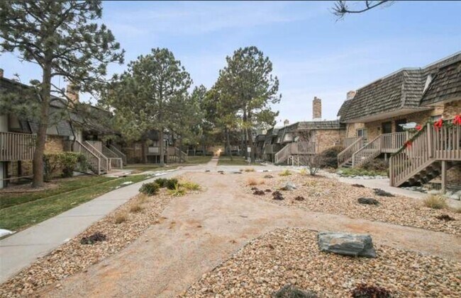 Building Photo - Charming 2BR Condo in Denver