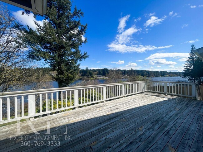 Building Photo - Fantastic Private Lakefront Rambler