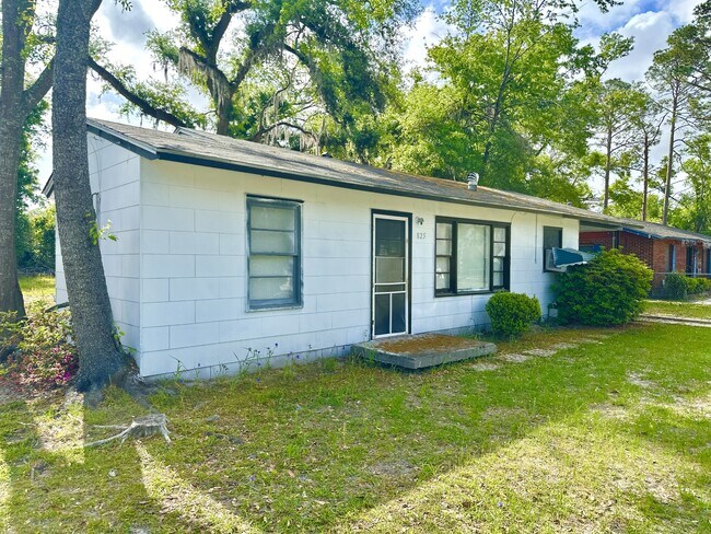 Building Photo - 825 Bethune St