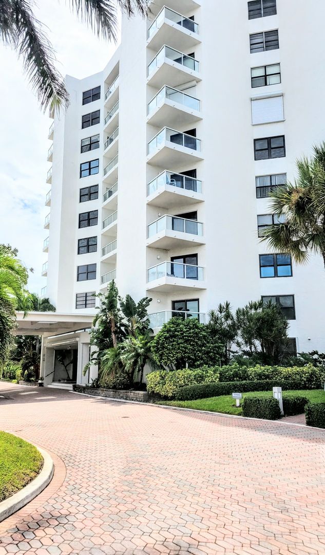 Building Photo - 1000 Longboat Club Rd