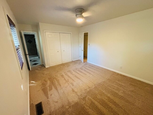 Building Photo - 700 E Edna St