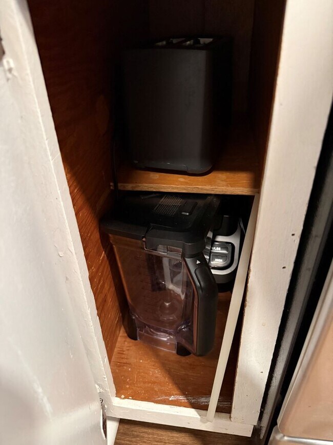 Building Photo - 1515 1/2 S Carson Ave