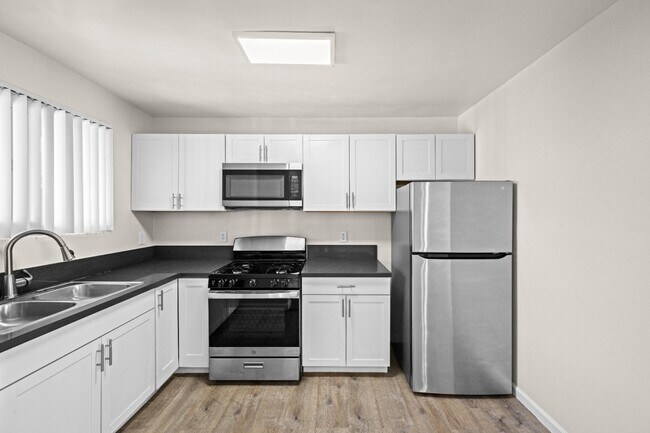 Building Photo - RECENTLY RENOVATED | 3 BED 2 BATH WITH BALCONY & PARKING