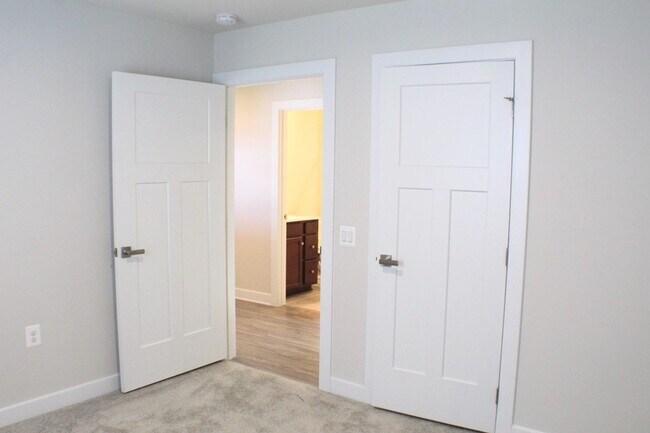 Building Photo - 109 S Peak Dr