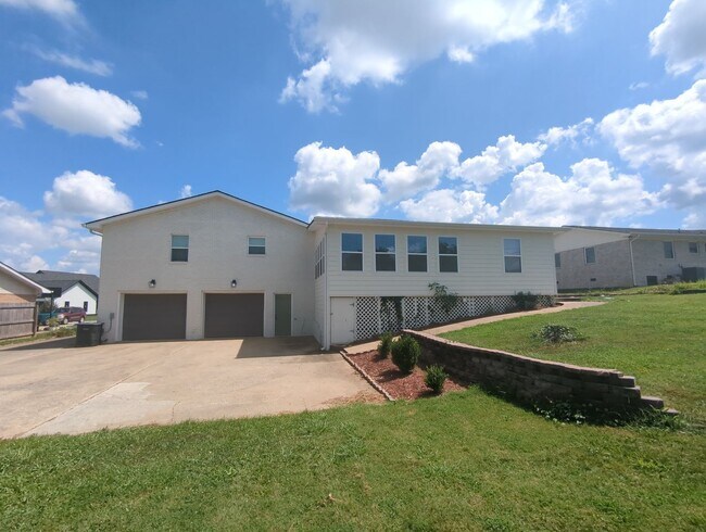 Building Photo - 8134 Holly Crest Dr