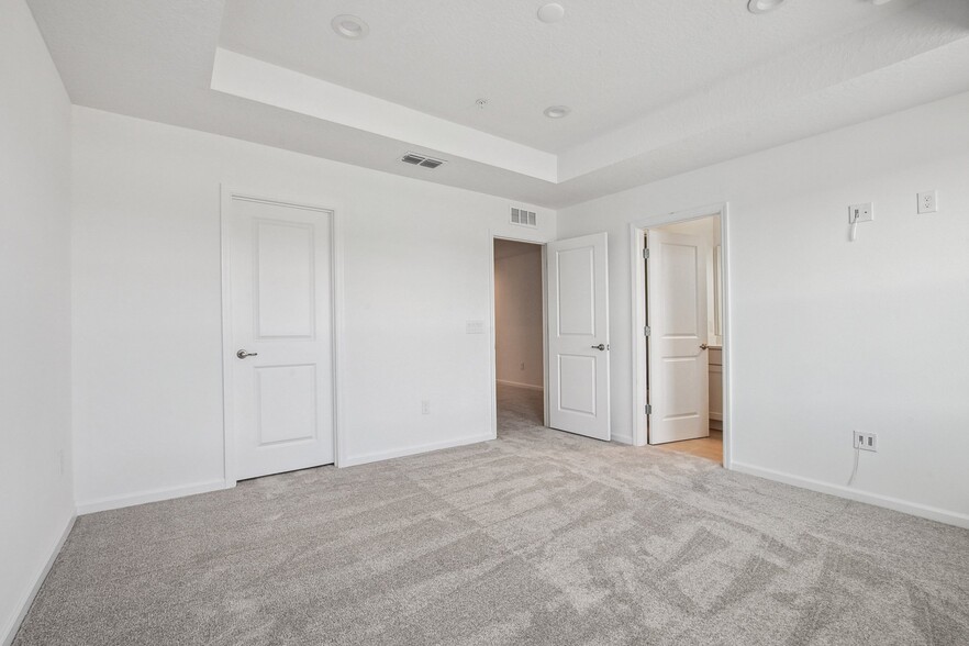 Building Photo - 1653 Pinecliff Dr