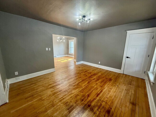 Building Photo - 709 Henrietta St