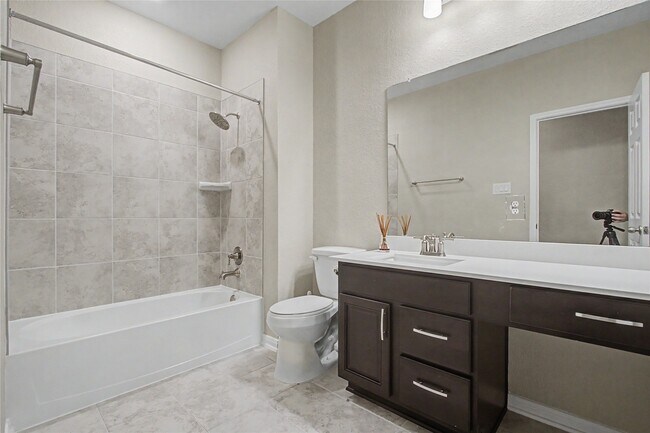 Building Photo - 7219 Escondido Dr