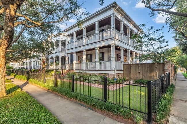 Building Photo - 340 W 17th St